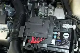 汽车电瓶搭电，到底是“先正极”还是“先负极”？搞错顺序要吃亏图片