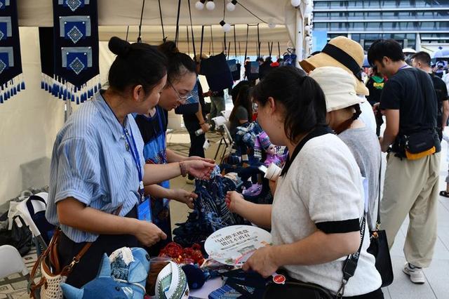 广西马山：鼓歌舞炫燃乡情，市集展销品乡韵