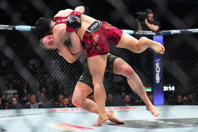 升重挑战UFC蝇量级金腰带失败，张伟丽斗志不减：跌倒了，还会站起来