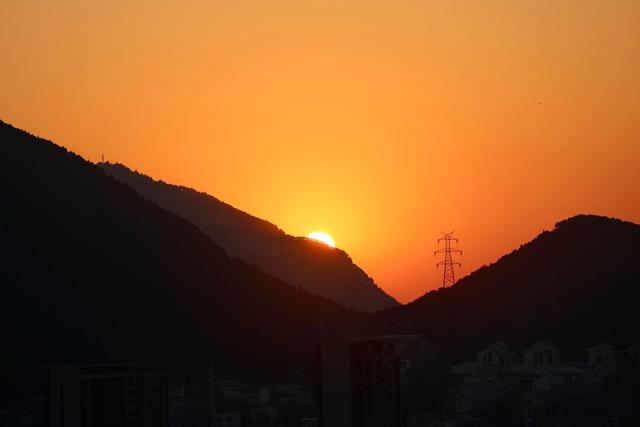 济南群山之上，夕阳晚归图