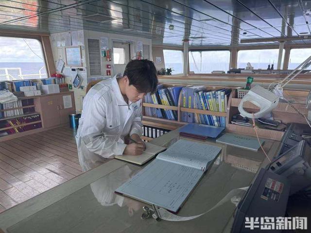 假期我在岗｜国庆期间，他在西太平洋学开科考船
