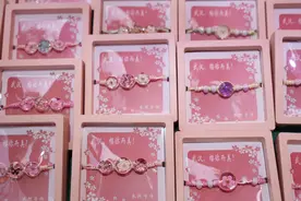 女子摆摊卖樱花手工耳环、手链和吊坠，月入四五万元，回应：花瓣取自武汉，可永久保存图片