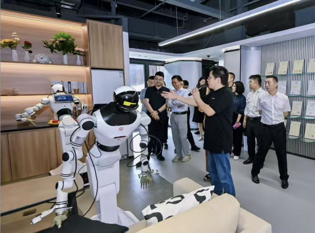 人形机器人数据训练中心打造具身智能训练场“中国方案”