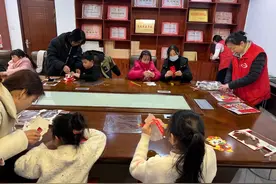 泰山区财源街道西更道社区：巧手做花灯，欢喜闹元宵图片
