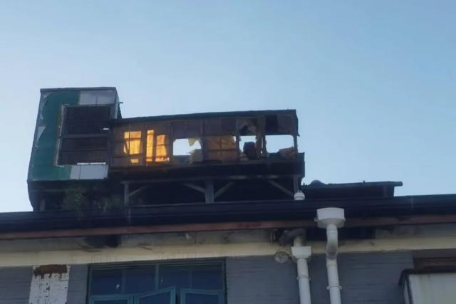 【执法动态】违规“外挂”在居民楼上的鸽子棚，拆了！