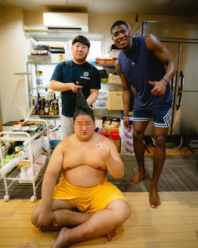 感受另一种运动的魅力😁八村塁更新社媒 晒多张相扑体验照