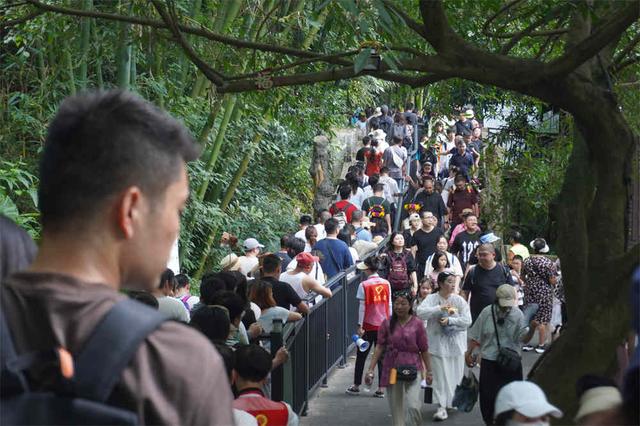 黄果树“智”游 日均4.5万游客畅玩