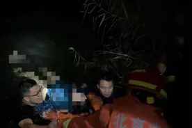 女子失足掉进护城河 消防员紧急下水救援图片