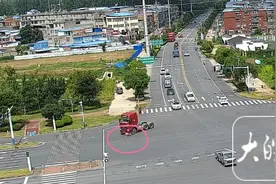 骑车人被重型货车撞倒后强推10余米 现场画面曝光图片