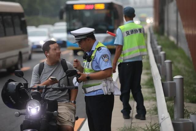 京通快速路，一个小时查处25辆！北京交警开展专项整治！