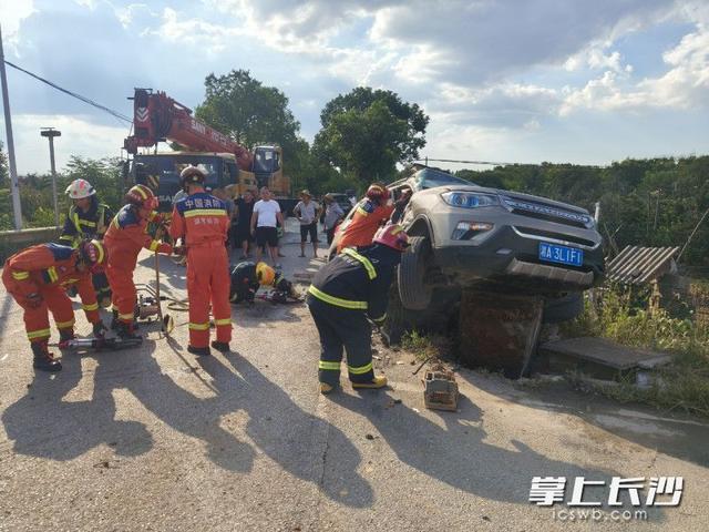 渣土车与SUV碰撞两人被困 消防救援