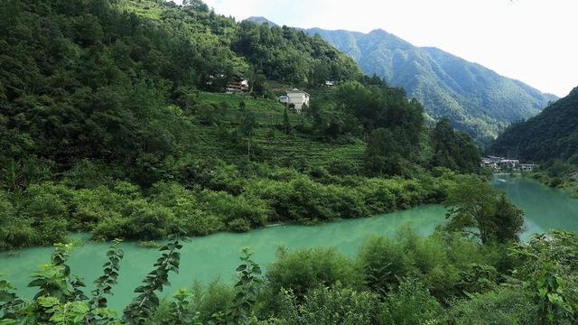 鹤峰：秋水伊人湾潭河