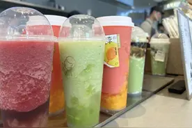 一杯奶茶含多少咖啡因？松江这家茶饮店推出“咖啡因红绿灯标识卡”图片