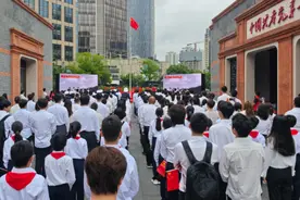 国庆当天，这群青少年纷纷早起，去一大广场看升旗图片