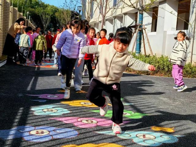 “北游记”VS《西游记》，棋类游戏“爬”上墙……在松江不少校园，课间还能这么玩