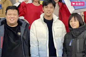“亿万富豪”之子认亲后直播带货，粉丝超300万！称像重生图片