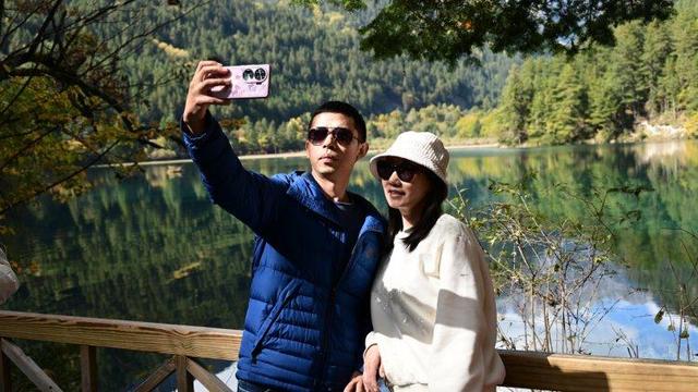 九寨沟彩林季迎“井喷式”客流 “颜值+服务”双在线获游客盛赞