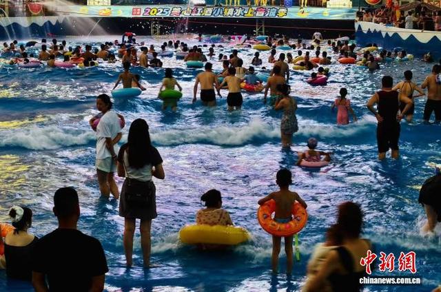 重庆：高温激活“清凉”夜经济 水上乐园夜晚热闹非凡