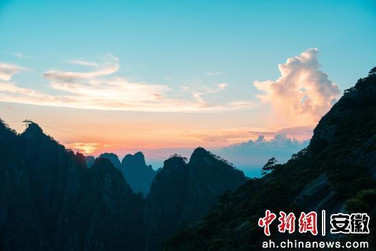 黄山之巅揽霞光 清凉秘境度盛夏