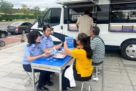 花都公安“一窗通办”进社区，出诊式服务让群众下楼即办证图片