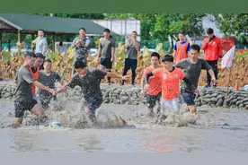 泥地里踢足球、沙滩上打排球，城郊体育因地制宜，打造申城全民健身新亮点图片