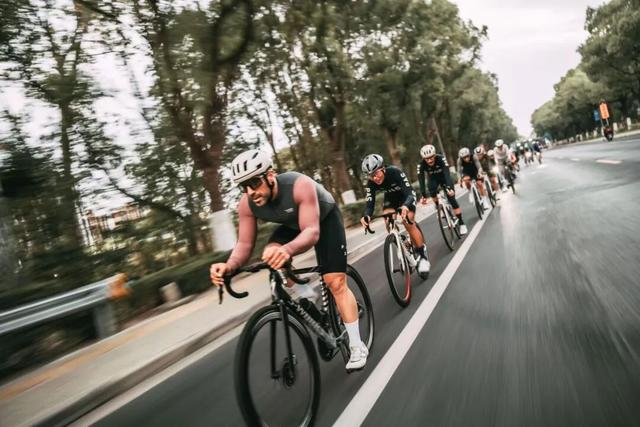上海的骑行风景有多美？骑着8万元的闪电，以色列人安大卫用车轮丈量上海