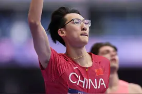 超绝反差感！“刘翔师弟”戴着眼镜跑进110米栏半决赛，小组第一晋级图片