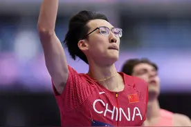 超绝反差感！“刘翔师弟”戴着眼镜跑进110米栏半决赛，小组第一晋级图片