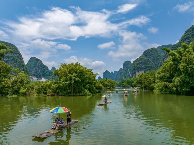 广西阳朔：盛夏泛舟赏景