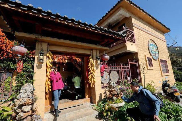 彝乡展新韵   人在画中游