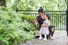 她传承中医文化  儿子也成了“中医迷”图片