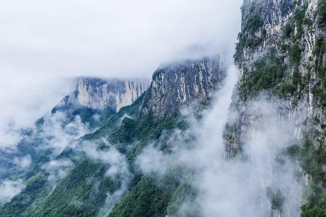 湖北恩施:雨后峡谷似仙境