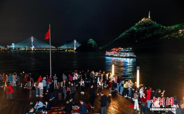 游客夜游湖北宜昌 邂逅 “一半山水一半城”峡江夜色