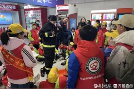 小学生走进地铁站，体验“沉浸式”消防安全课堂图片
