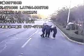 多地老人街头摔倒，路人纷纷用实际行动回答“该不该扶”图片