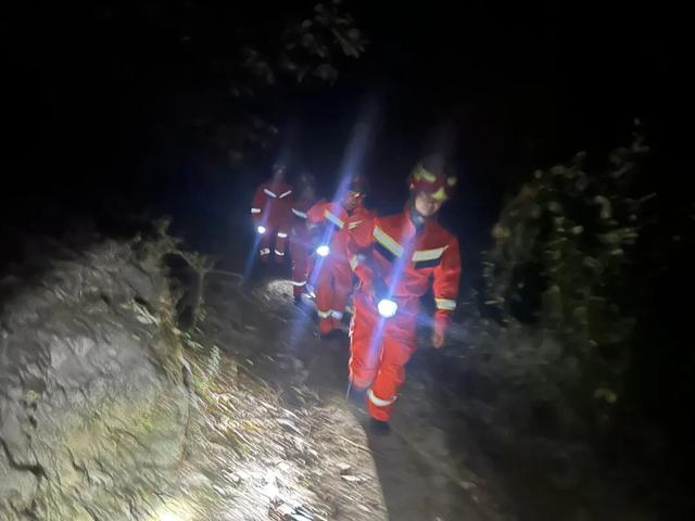 登山变“渡劫”？北京两游客遇险，女子被119抬下山……