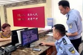 “都怪我太粗心！”女子把包包放在车顶上开动了轿车……图片