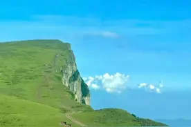 “地球边缘”龙头山大断崖被越野车留下“伤痕”？当地回应图片