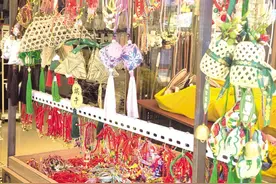 五彩绳、香囊等特色商品热销带动端午经济升温图片