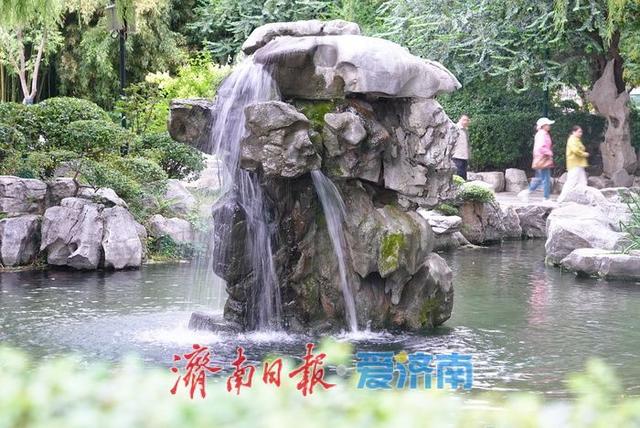 雨后泉景醉游人！“月牙飞瀑”喷涌愈盛，引众人驻足观赏