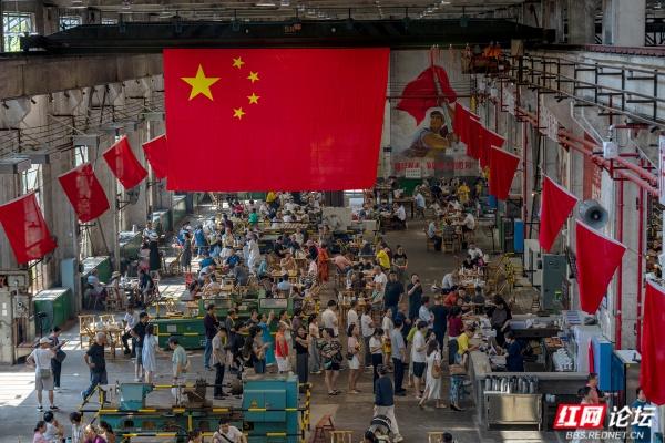 国庆打卡长沙工业风新地标：曙光茶厂的“锈”与“红”