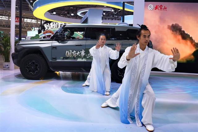 “猛士”车前打太极！中国文化旅游产业博览会十堰展区圈粉无数