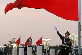 新闻8点见丨你好2025！5.1万人齐聚天安门看升旗图片