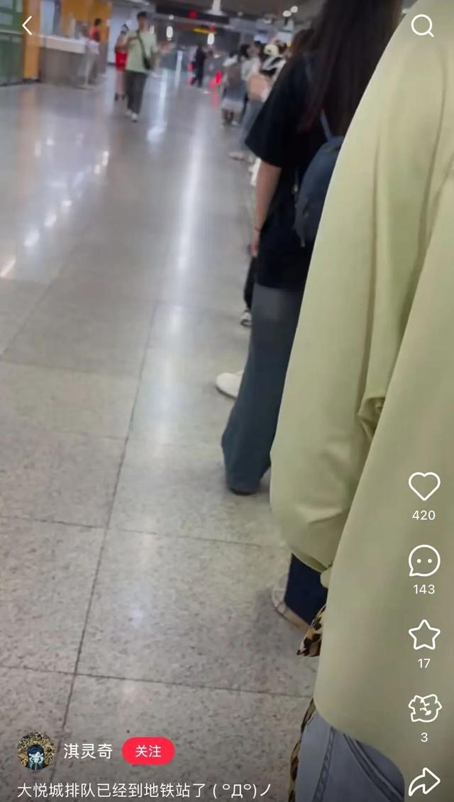 上海今天什么情况？从地铁站里排出去百米长队，无穷无尽！网友：到底有谁在啊……