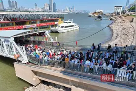 乘轮渡、吹江风，众多游客打卡武汉独有浪漫图片