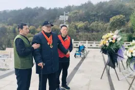 96岁“浙东勇士”终如愿 在烈士陵园他再次举起右手向战友敬礼图片