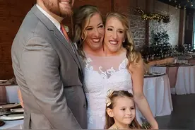 “共享”身体的著名“双头姐妹”之一已婚，丈夫带着8岁女儿加入“重建家庭”图片