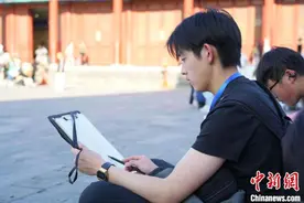 新西兰华裔青少年用画笔记录北京中轴线之美图片