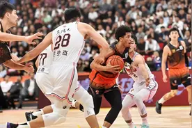 三外援发威，“三分雨”浇灭广东队！山东男篮取得赛季首胜图片