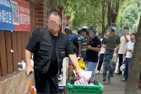 “我让你堵门！”张家界航院工作人员扔学生外卖？校方回应图片